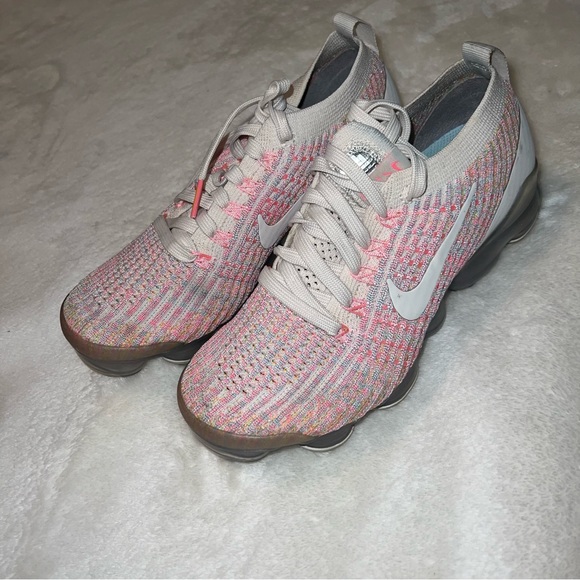 Nike Shoes - Women’s size 6.5 Nike vapormax: like new hardly worn: light pink